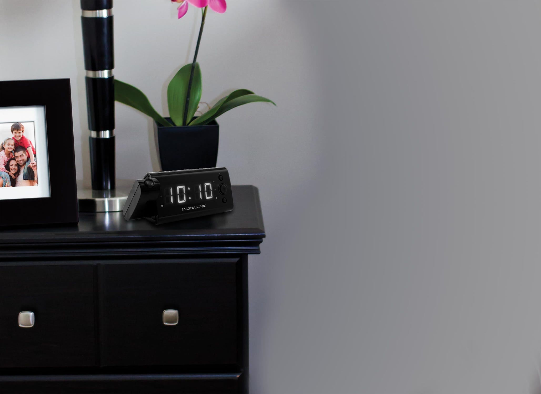 USB Charging Alarm Clock Radio USB Charging Alarm Clock Radio